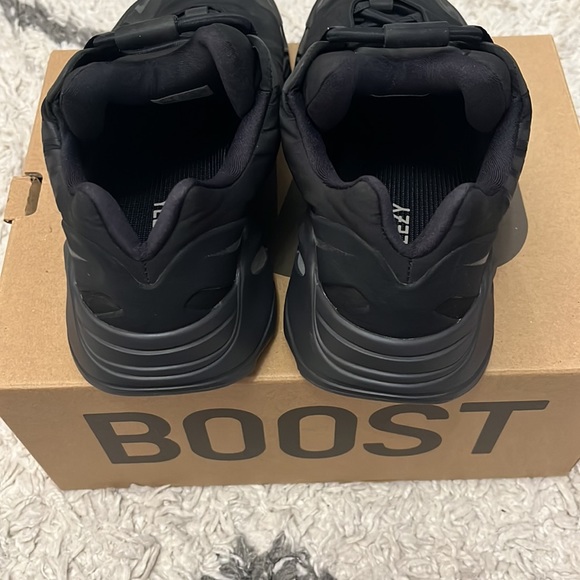 Yeezy 700 mnvn - Picture 3 of 9